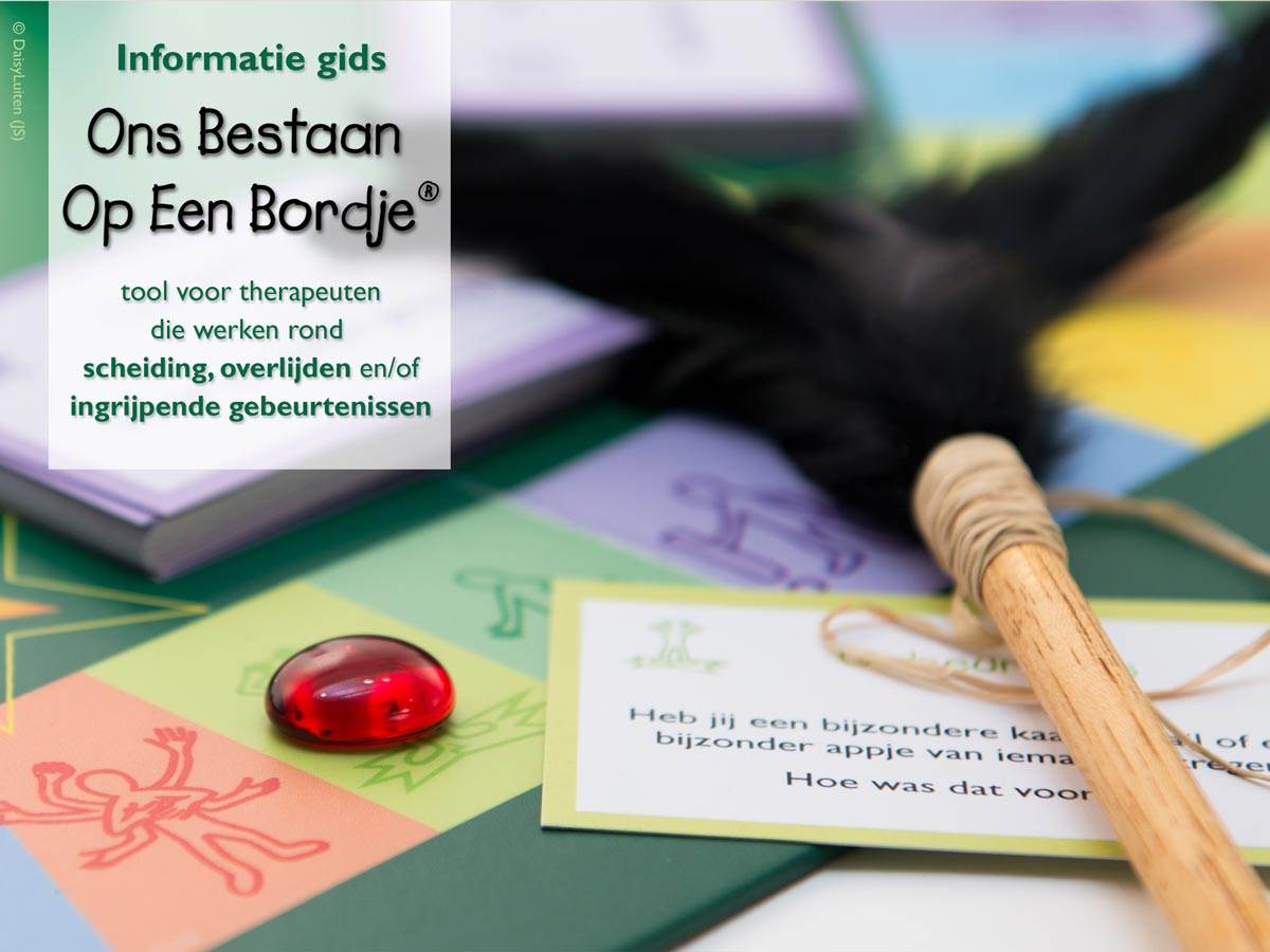Informatie_gids_Ons-Bestaan-Op-Een-Bordje_Weg-van-Elkaar_Ondersteboven_Alle-Sterren-Van-De-Hemel_1200x900 Een afbeelding van de informatiegids Ons Bestaan Op Een Bordje. Op de gids is een hoek van het groene spelbord Ons Bestaan Op Een Bordje met een kleurig traject zichtbaar. In de achtergrond liggen twee paarse stapels kaarten. Op de voorgrond ligt in het kleurige traject een rode glazen traan op een groen vlakje. Alsof wij (de kijkers) het net zelf hebben neergelegd om even na te denken, ligt over het traject een houten praatstok met zwarte veren, met daarbij een groene vragenkaart. Op deze vragenkaart uit de categorie 'Gebeurtenis' staat de vraag: Heb jij een bijzondere kaart, email of een bijzonder appje van iemand gekregen? Hoe was dat voor jou?