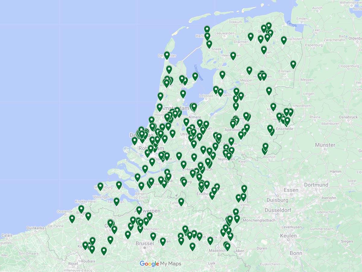 Therapeuten-verwijslijst_Ons-Bestaan-Op-Een-Bordje-gebruikers_Daisy-Luiten_1200x900 Op een lichtgroene plattegrond van Nederland en België is met donkergroene icoontjes aangegeven waar therapeuten en coaches werken met de tool Ons Bestaan Op Een Bordje. Zorg dat cliënten je kunnen vinden en meld je aan voor de verwijslijst!